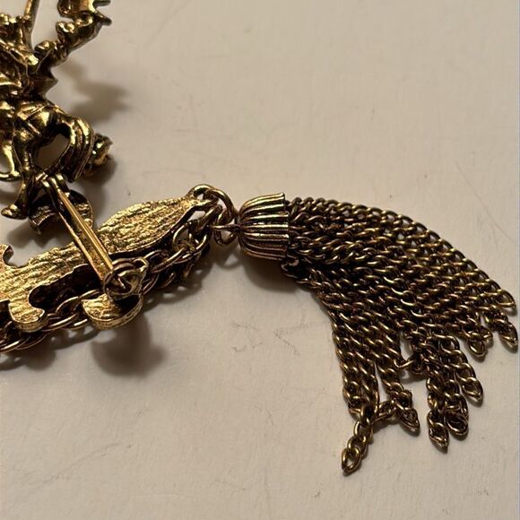 Vintage Gold Tone Knight and Fleur De Lis Sweater Cloak Pin - Picture 4 of 7